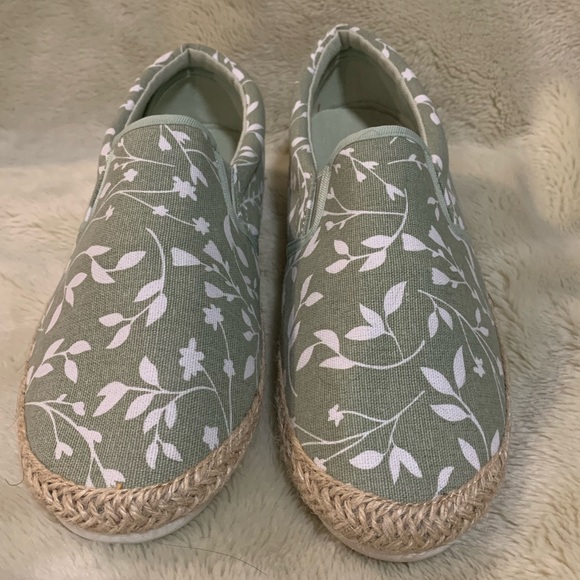 Cute sage slip on espadrille sneakers with botanical print size 9 - Picture 2 of 6